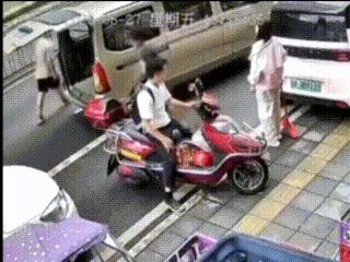 米牛金融 贵阳两把菜刀疑从天而降，差点砍到摩托车车主，警方将展开调查
